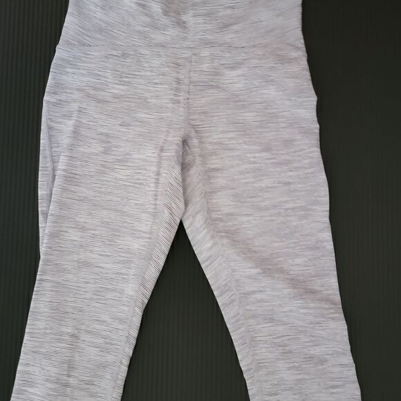 Lululemon Athletica Gray Leggings with Stretchy Knit Fabric - Picture 5 of 7